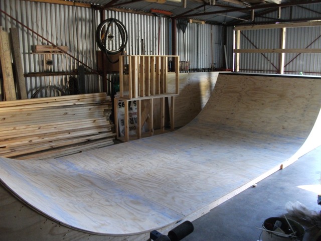 Halfpipe smith grind